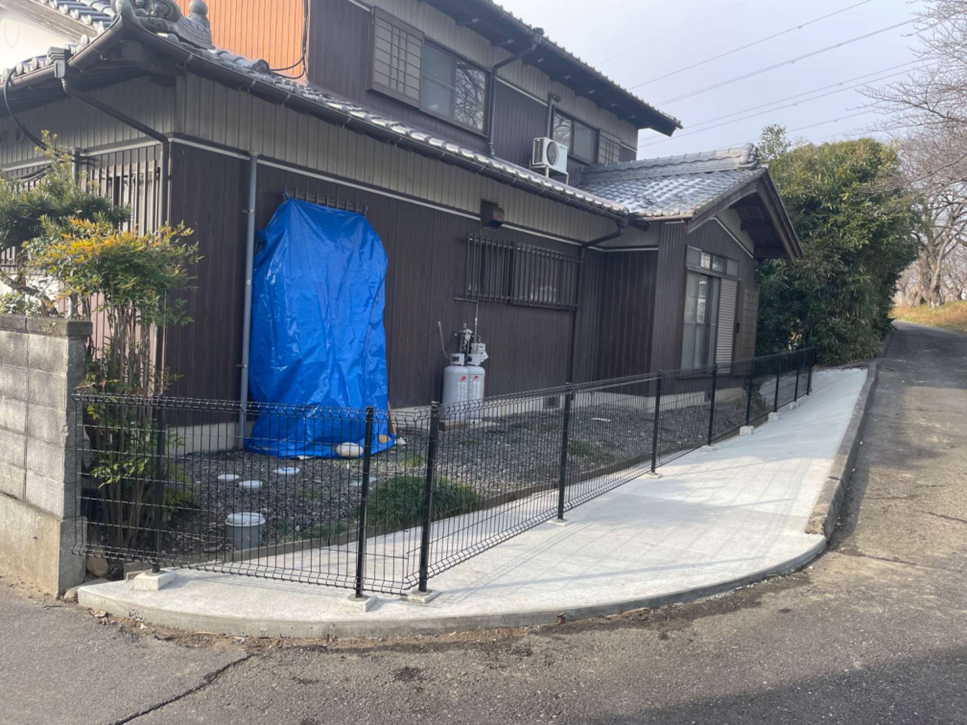 張りコンクリート施工及びフェンス設置