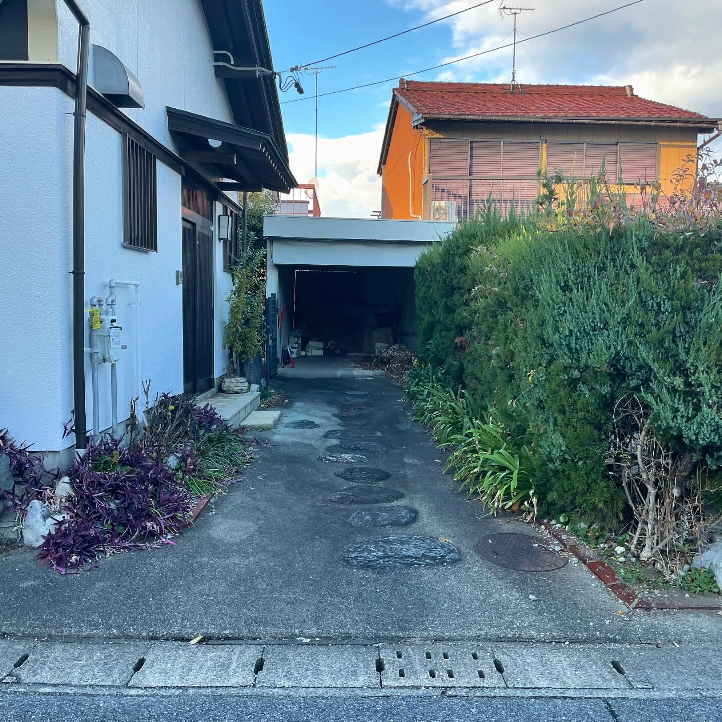 🏡✨本日は岐阜県大垣市のお客様からのご依頼で、駐車場のリフォ...