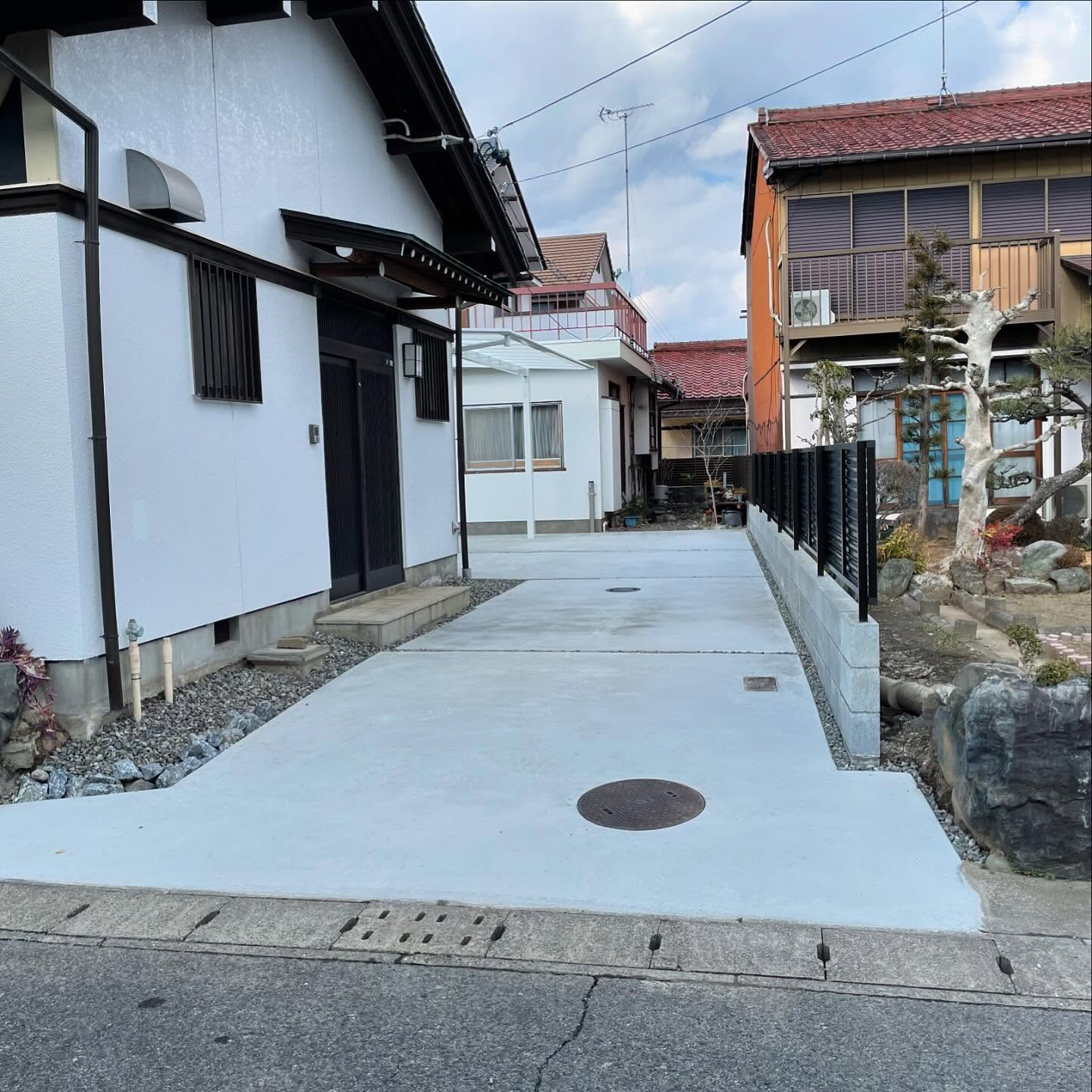 🏡✨本日は岐阜県大垣市のお客様からのご依頼で、駐車場のリフォ...