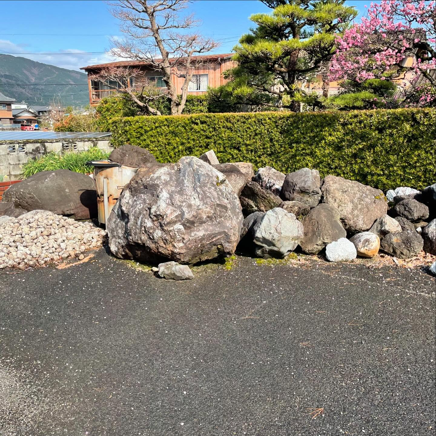 岐阜県の池田町で、庭石の撤去をご依頼いただきました🪨。